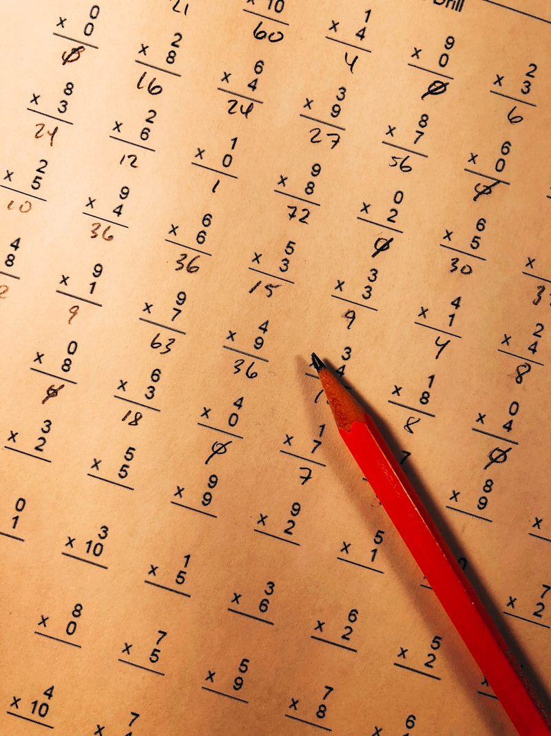 Dungeon oscuro con torce - atmosfera Shadowdark